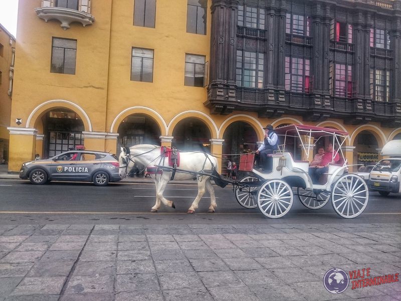 Carruaje en plaza de armas de Lima