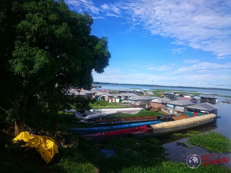 Barrio de casas flotantes en Iquitos Peru
