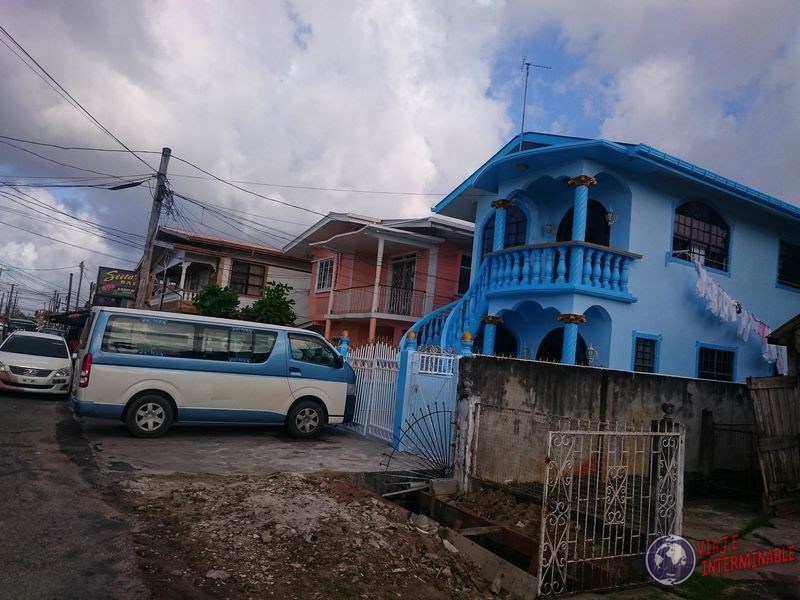 Casas con toques hindu en Calles de Georgetown Guyana