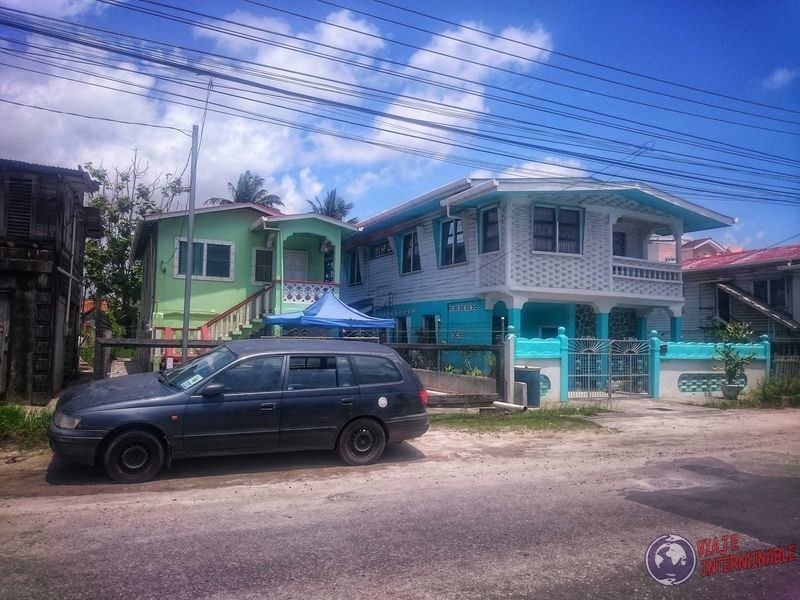 Casas tipicas en calles de Georgetown Guyana