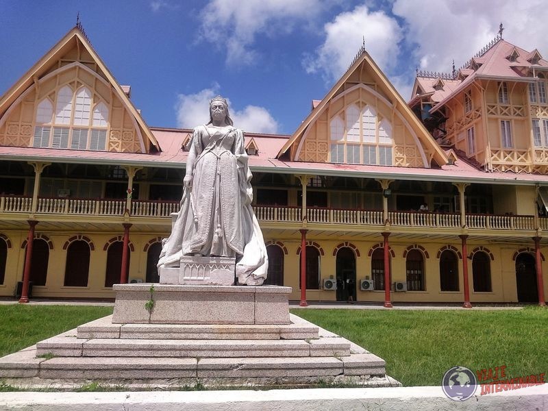 Reina Britanica estatua Georgetown Guyana