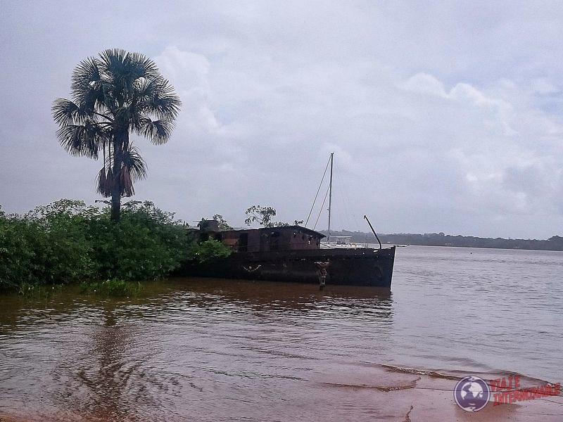 Barco encallado Saint Laurent du Maroni Guayana Francesa