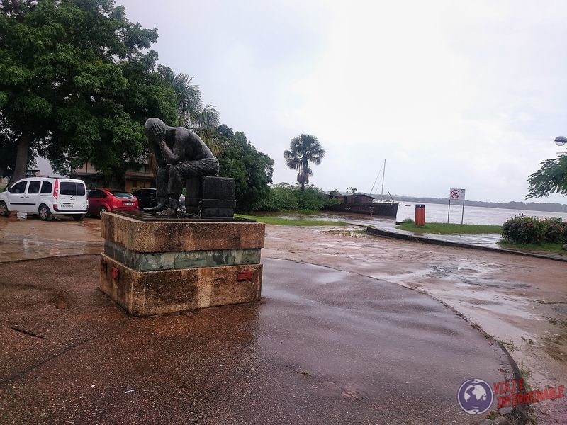 Monumento esclavos Saint Laurent du Maroni Guayana Francesa