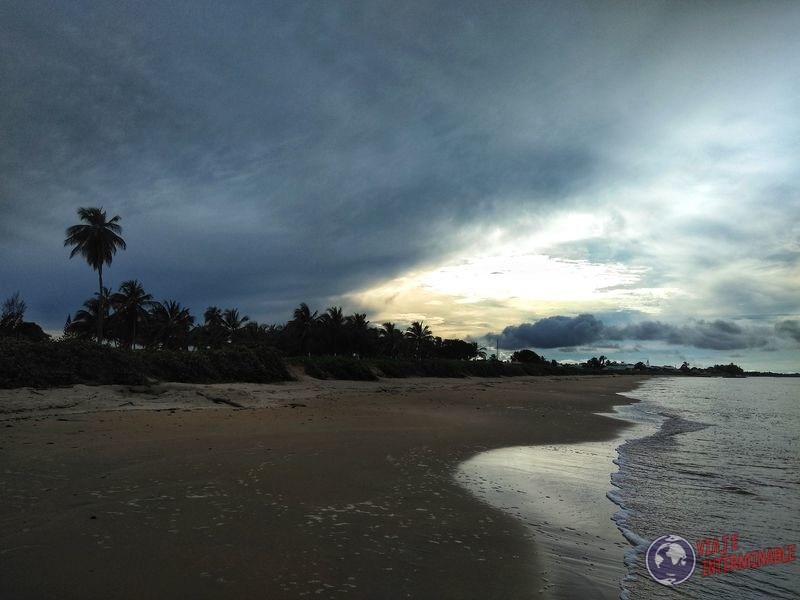 Playa al atardecer Kourou guayana Francesa