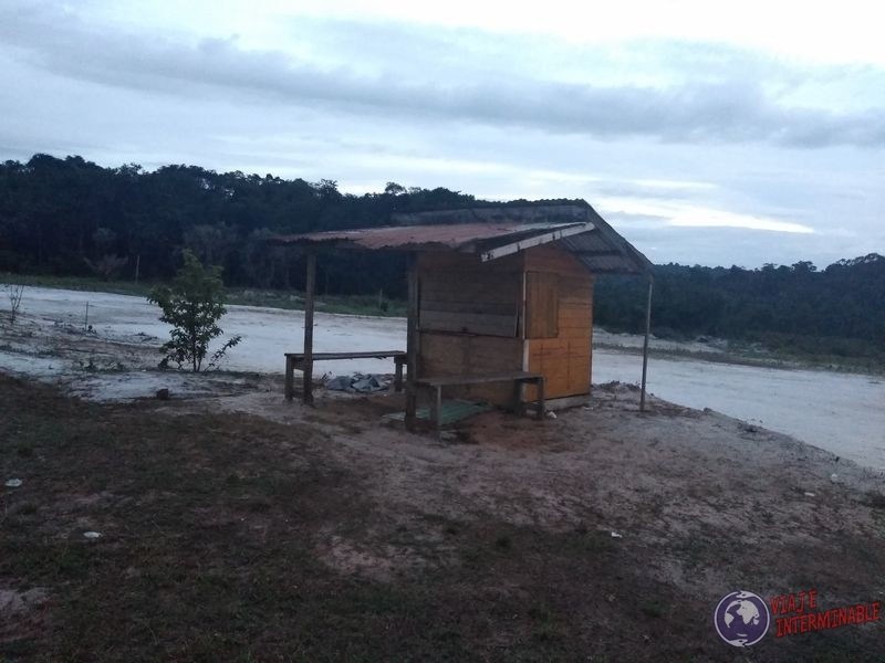 La caseta de la espera haciendo dedo Mabura Guyana