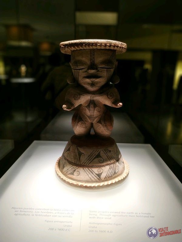 Estatuillla indigena museo del oro bogota colombia