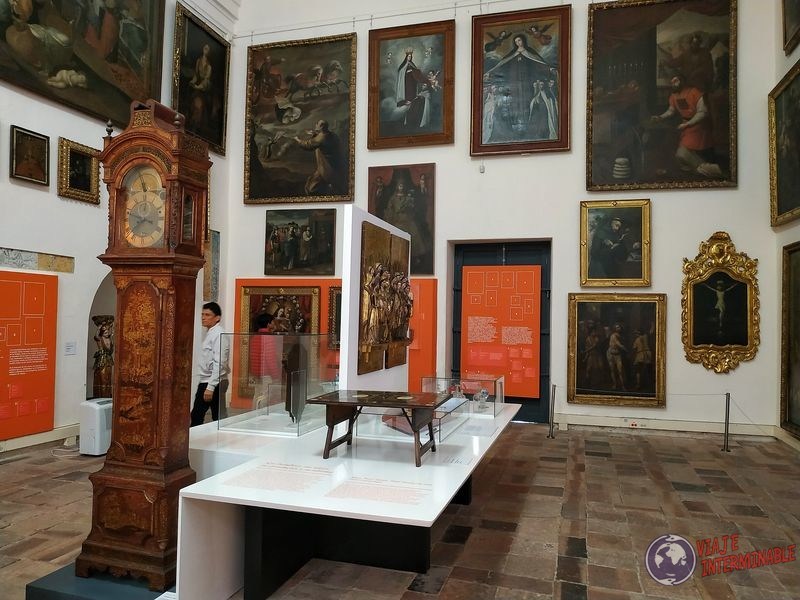Museo colonial cuadros y reloj