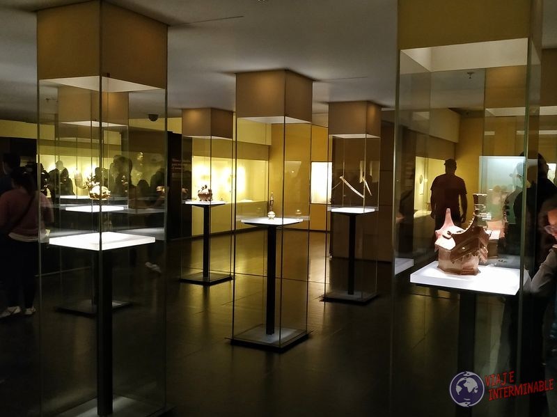Museo del oro vitrinas con luz