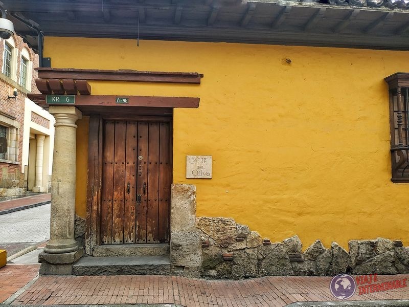 Pared y puerta en barrio histórico Bogota