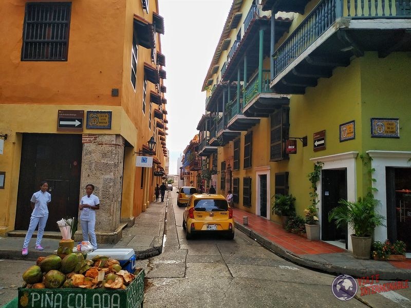 Calles de Cartagena venta coco Colombia