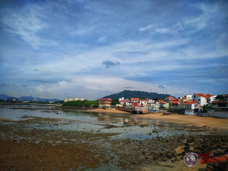 Casitas sobre la costa ciudad de panama