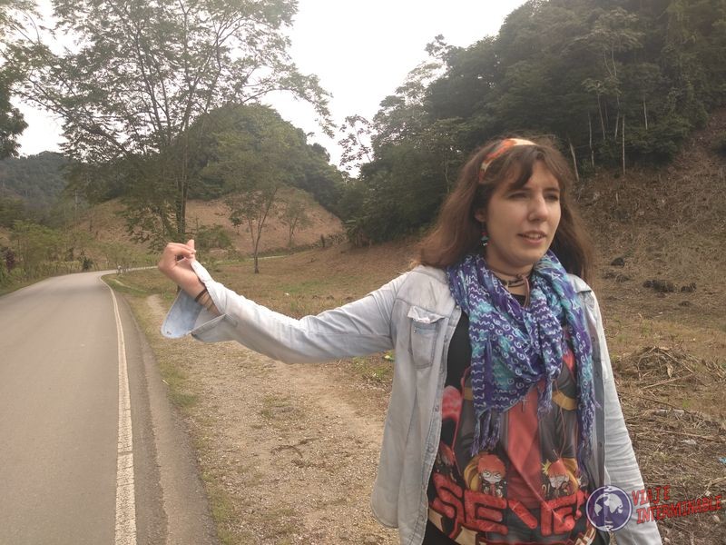 Joy autostop mochilera uruguaya