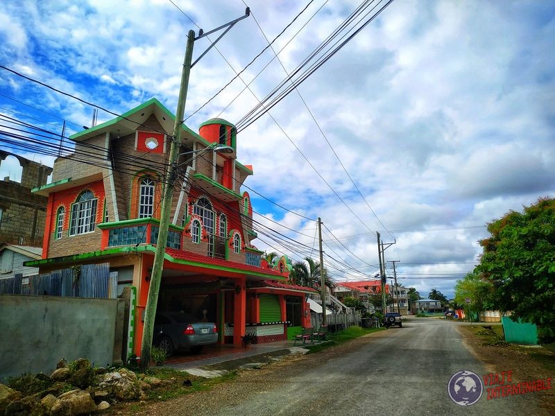 Calles de Corozal Hotel colorido Belize