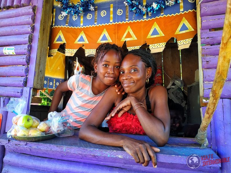 Madre e hija Pinneaple shop Riversdale Belize