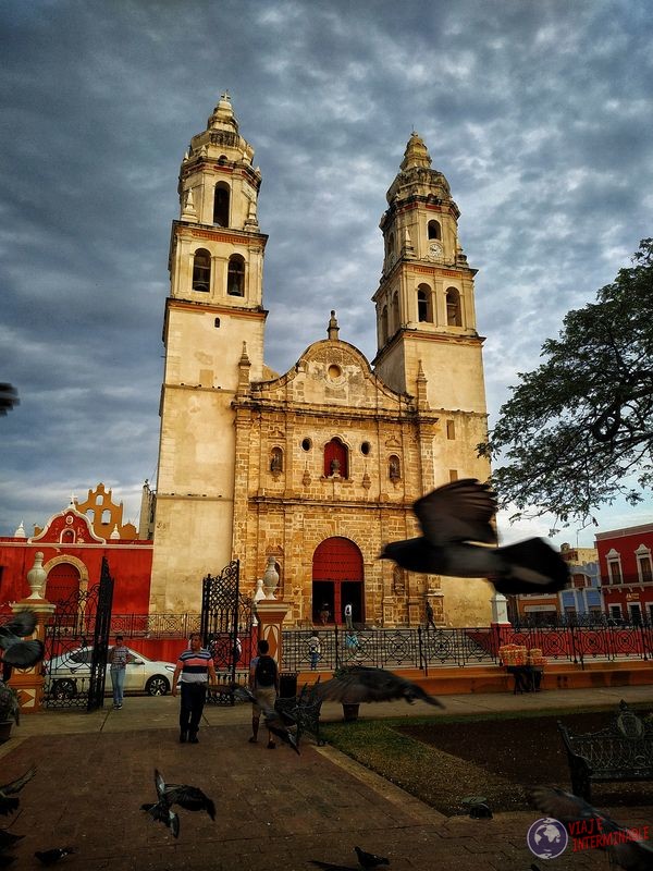 Catedral con paloma Campeche Mexico