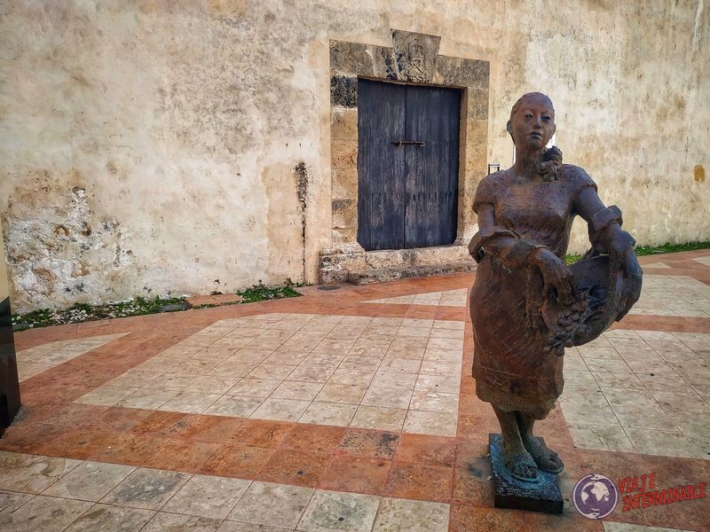 Estatua mujer Campeche Mexico