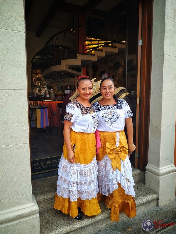 Vestimenta típica mujeres Campeche Mexico