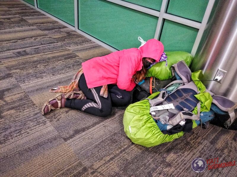 Durmiendo como pordiosero en aeropuerto Denver