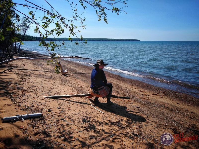 Sentada tronco playa cuevas Lago Superior Winsconsin EEUU USA