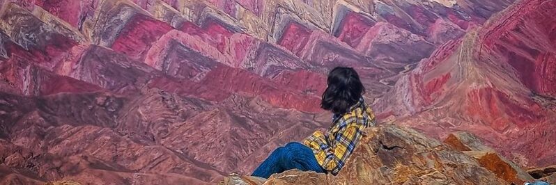 Bandera Argentina con el cerro de los 14 colores de fondo en Humahuaca  Photos