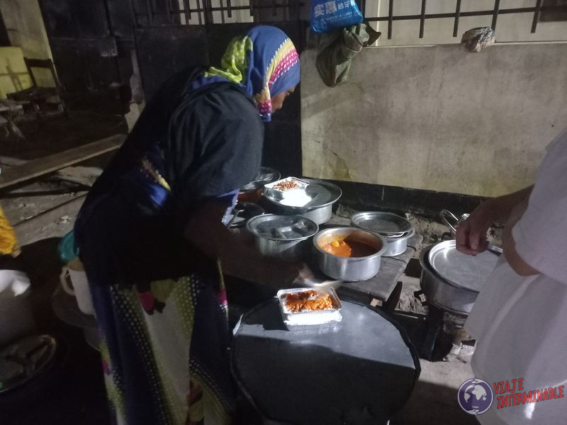 Comida callejera de Kariakoo Dar es Salaam Tanzania Africa